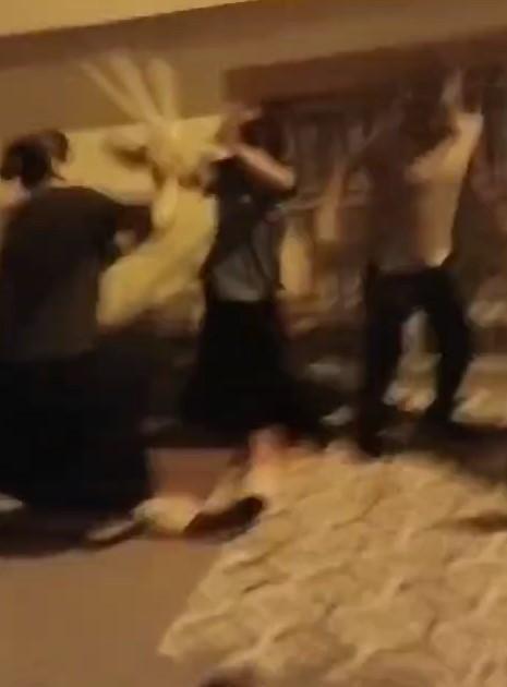 4 kadın sokakta oturan başka bir kadını darp edip elbiselerini soydu 4 kadın sokakta oturan başka bir kadını darp edip elbiselerini soydu