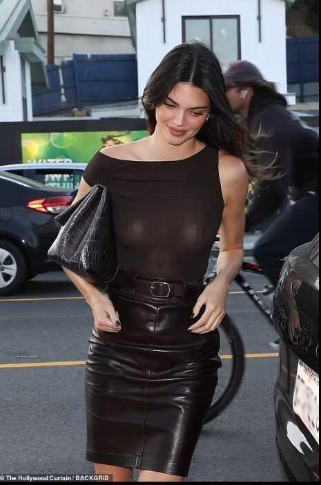 Kendall Jenner akşam arkadaşları ile akşam yemeğine sutyensiz elbisesi ile katıldı