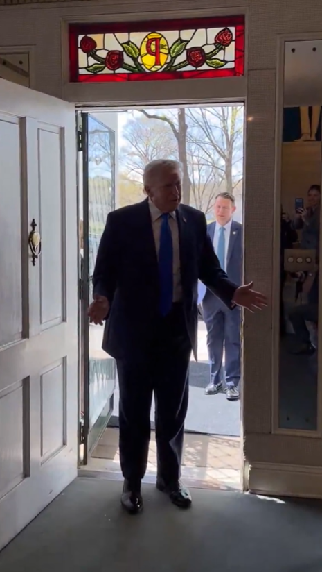 Dünya Orta Doğu'daki savaşa kilitlenmişken Trump sürpriz bir yerde ortaya çıktı
