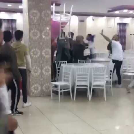 Düğünde meydan kavgası, masa ve sandalyeler havada böyle uçuştu