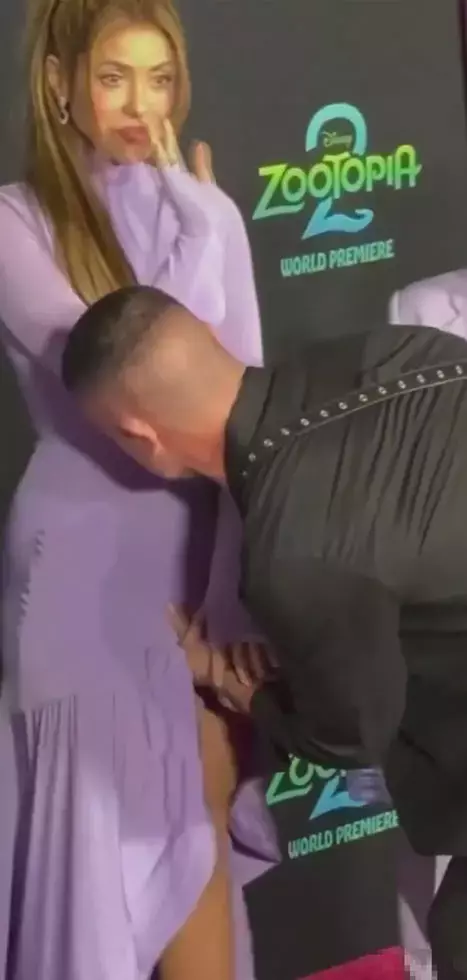 شکیرا در جشن اکران فیلم جدیدش شوکه شد! پسرانش در کنارش بودند که ناگهان آمدند و به دامنش چسبیدند