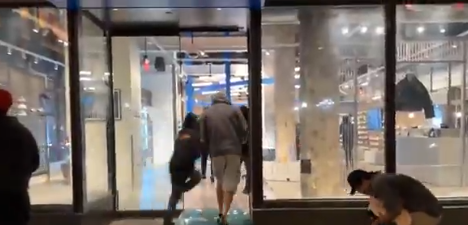 ABD'de protestolar kontrolden çıktı! İş yerleri yağmalanmaya başladı