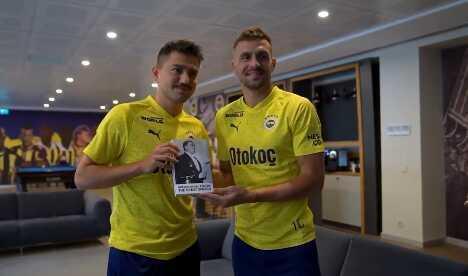 Alkışlar Cengiz'e! Cumhuriyet'in 100. yılında yabancı takım arkadaşlarına 'Nutuk' hediye etti