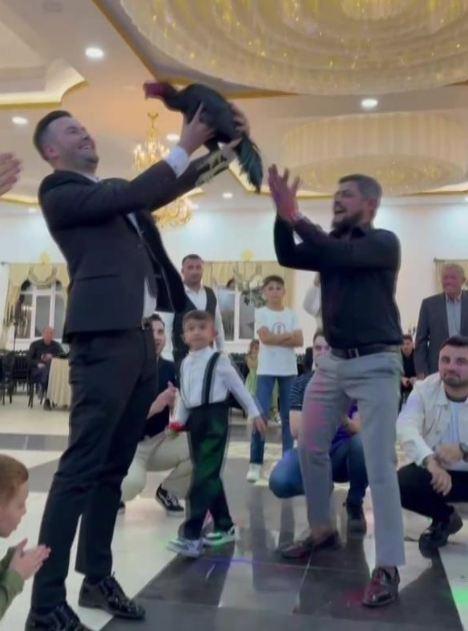 Düğünde damadı şaşırtan 250 bin TL'lik hediye