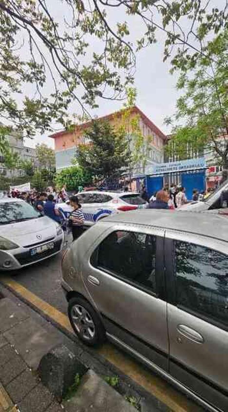 23 Nisan gösterisinde veliden öğretmene saldırı: Kafa attıktan sonra yumrukladı