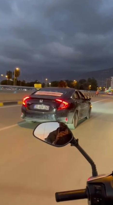 Aracının arkasına yazdığı yazıyla kızının doğum gününü tüm şehre kutlattı