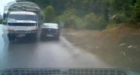 Kontrolden Çıkan Kamyon Otomobilleri Biçti