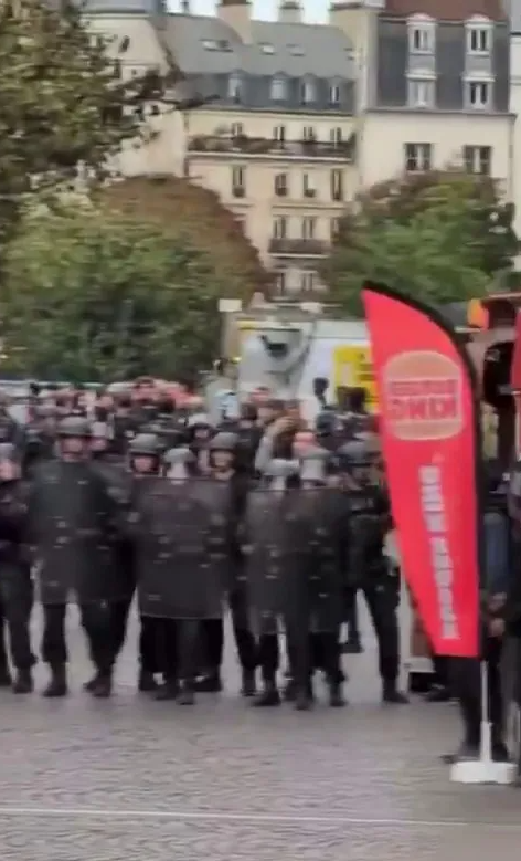 3000 ki�inin kat�ld��� �cretsiz tavuk etkinli�i kaosa d�n��t�, polis biber gaz� ile m�dahale etti