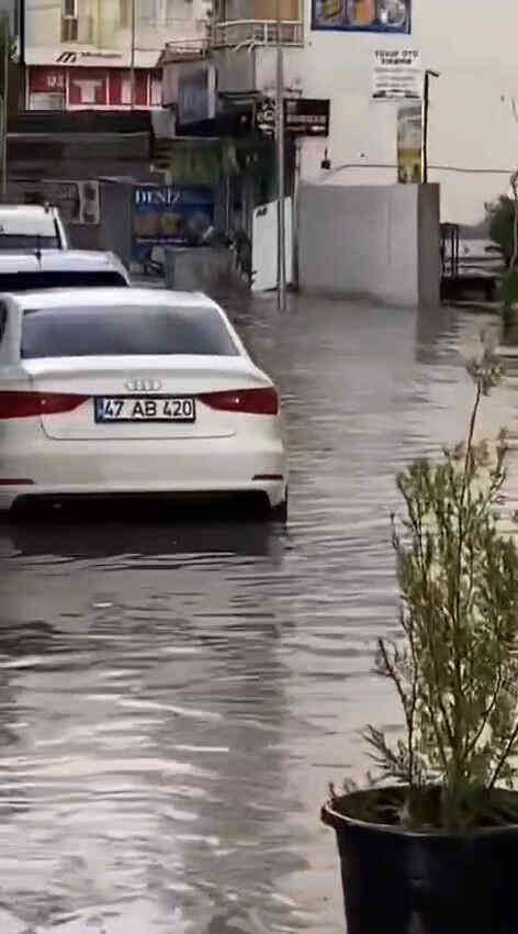 Şırnak'ta cadde ve sokaklar göle döndü, araçlar akıntıya kapıldı