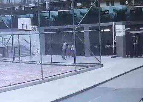 Pendik'te bir kadın, çocuğunun gözleri önünde tekme ve yumruklarla darp edildi