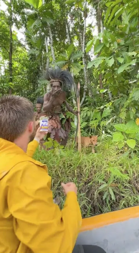 Dış dünya ile bağlantısı olmayan kabileye yaklaşan YouTuber az daha ölüyordu!