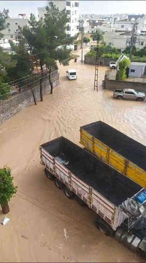 Şırnak'ta cadde ve sokaklar göle döndü, araçlar akıntıya kapıldı