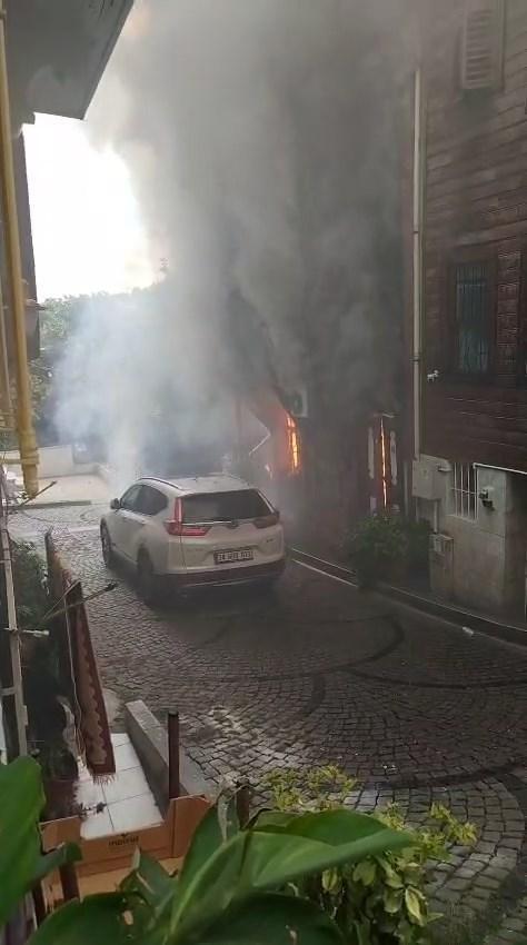 Bebek'teki alevler ünlü oyuncu Şebnem Bozoklu'nun da evini yaktı