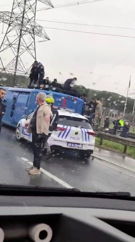 Eyüpsultan'da cezaevi nakil aracı devrildi: 2'si ağır, 10 yaralı