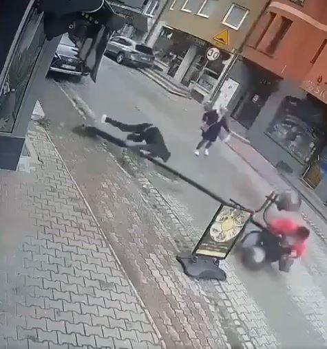 Telefonla konuşurken yaslandığı sokak lambası bir kadının üzerine devrildi