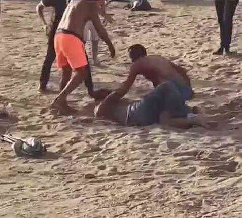 Tatilciler plajda bıçaklı kavgaya tutuştu: 1'i ağır 2 yaralı