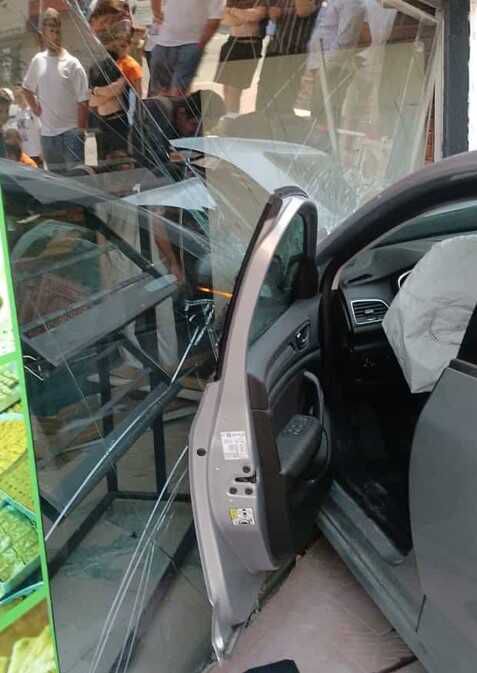Esenyurt'ta Otomobil Fırına Girdi