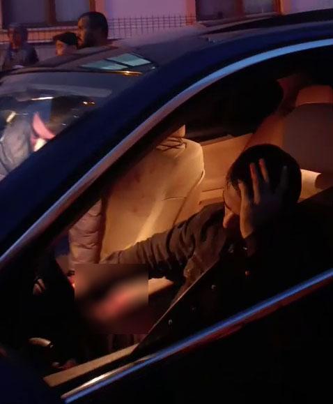 Eşiyle ilişkisi olduğunu iddia ettiği kişiyi defalarca bıçakladı; o anlar kamerada