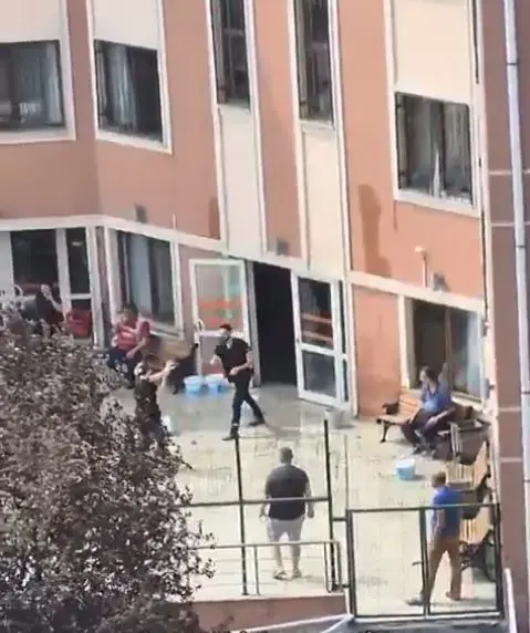 Engelli bireylerle görevlilerin su savaşı kamerada