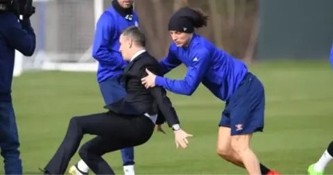 Chelseali David Luiz, Antrenmanda Muhabiri Kündeye Getirdi