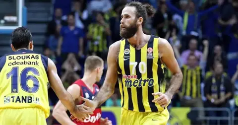 Twitter'da Taraftarla Tartışan Fenerbahçeli Datome, Önce Azarladı, Sonra Özür Diledi