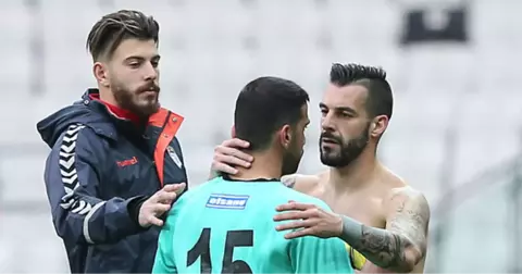 Beşiktaşlı Negredo'dan, 9 Gol Yiyen Emrullah'a: Daha İyi Maçlar İçin Konsantre Ol