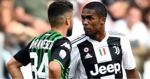 Rakibine Dirsek Atıp Tüküren Douglas Costa, 4 Maç Ceza Aldı