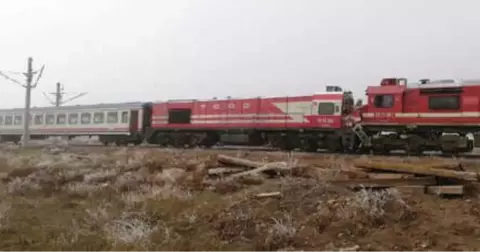 Sivas'ta Yolcu Treni ile Yük Treni Çarpıştı: 14 Yaralı