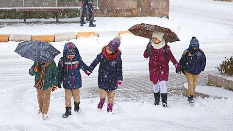 Kar yağışı nedeniyle okullar tatil edildi