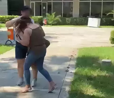 Kocasıyla birlikte bastığı kadını saçından sürükledi