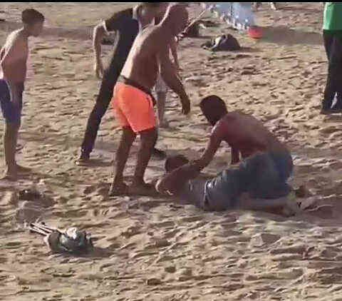 Tatilciler plajda bıçaklı kavgaya tutuştu: 1'i ağır 2 yaralı
