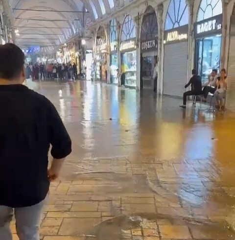 Sağanak yağışın etkisiyle Kapalıçarşı ve Tahtakale'yi su bastı! Esnaf zor anlar yaşadı