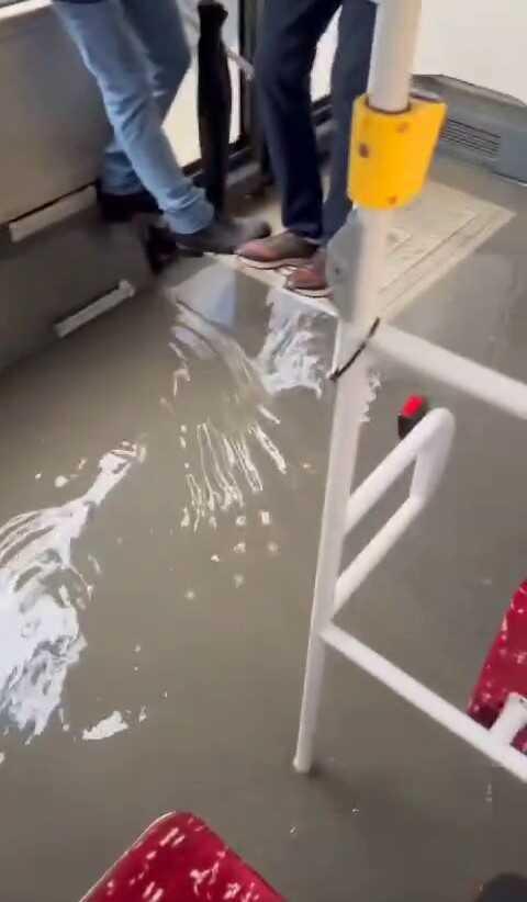 İstanbul'da yağış ve fırtına hayatı felç etti! Ağaç otomobilin üzerine devrildi, İETT otobüsünü su bastı