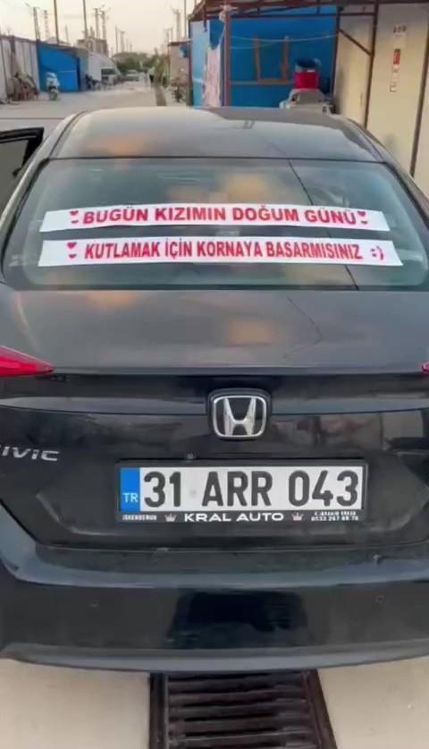 Aracının arkasına yazdığı yazıyla kızının doğum gününü tüm şehre kutlattı