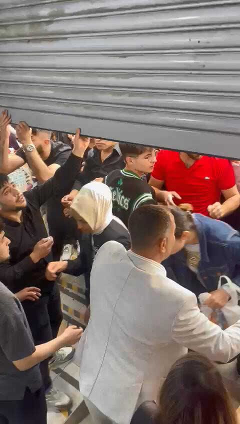 Esenyurt'ta indirim izdihamı! Saatler öncesinden yerlerini aldılar, kepenk açılınca hücum ettiler