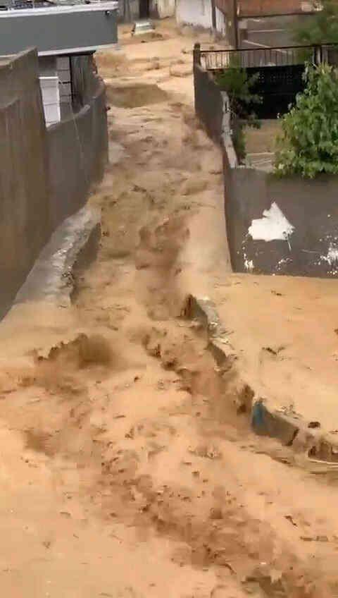 Şırnak sele teslim olmadı! Gelin arabası suyun içinde ilerledi, kıraathanede oyun devam etti