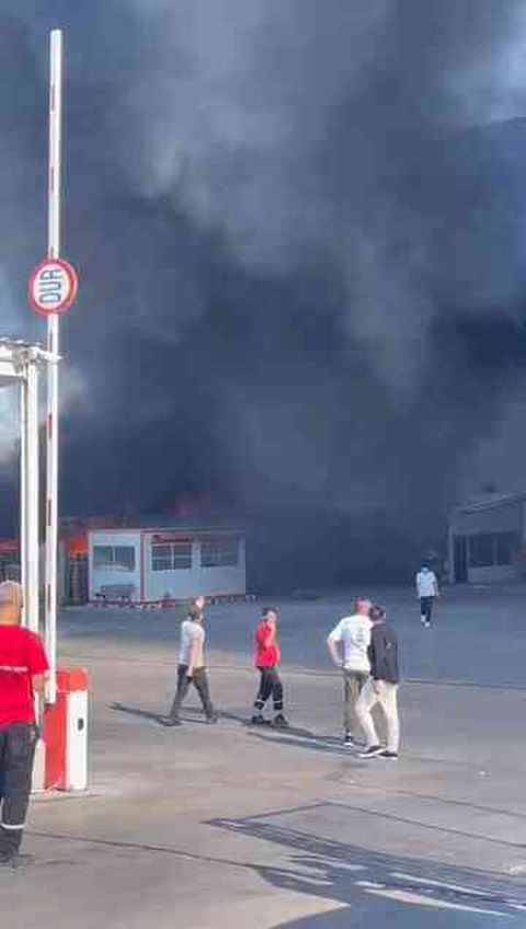 Esenyurt'ta bir zincir markete ait depoda yangın çıktı