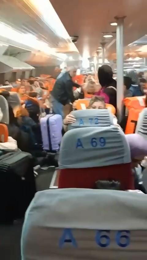 İstanbul'dan Bursa'ya Giden Feribotta Yangın: Can Pazarı Kameralara Yansıdı
