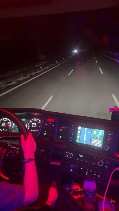 7 yaşındaki oğluna TIR kullandırıp, görüntüleri sosyal medyada paylaştı
