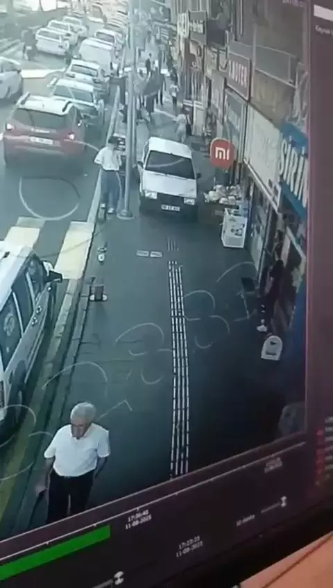Yolu bıraktı, kaldırımdan ilerledi