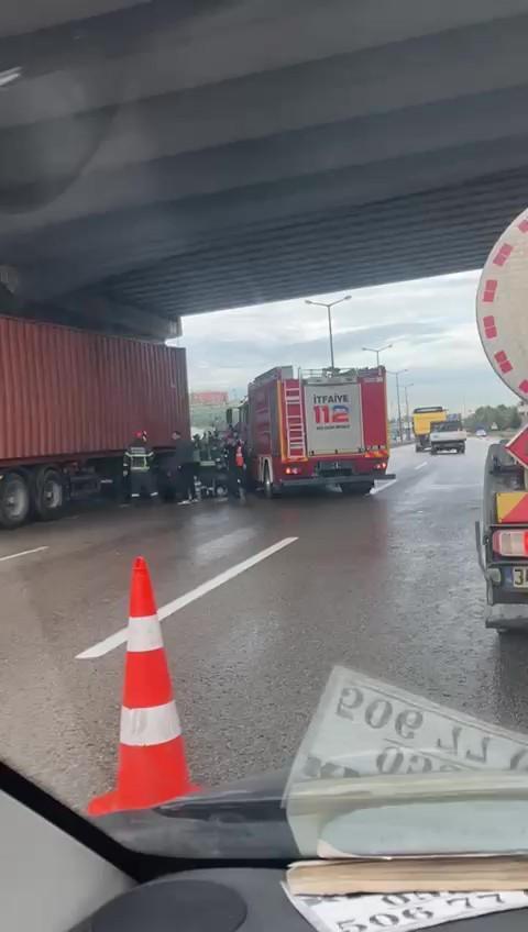 TEM'de korkunç kaza! Kendi kullandığı tırın altında kalarak can verdi