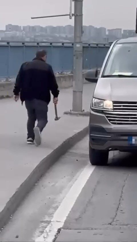 Motokuryenin üzerine çekiçle yürüyen minibüs şoförü kaydedildiğini görünce çark etti