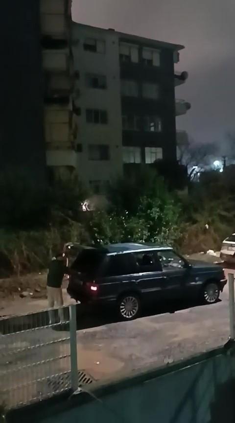 Camlarını kırdığı otomobile ışıklı çiçek buketi fırlattı; o anlar kamerada