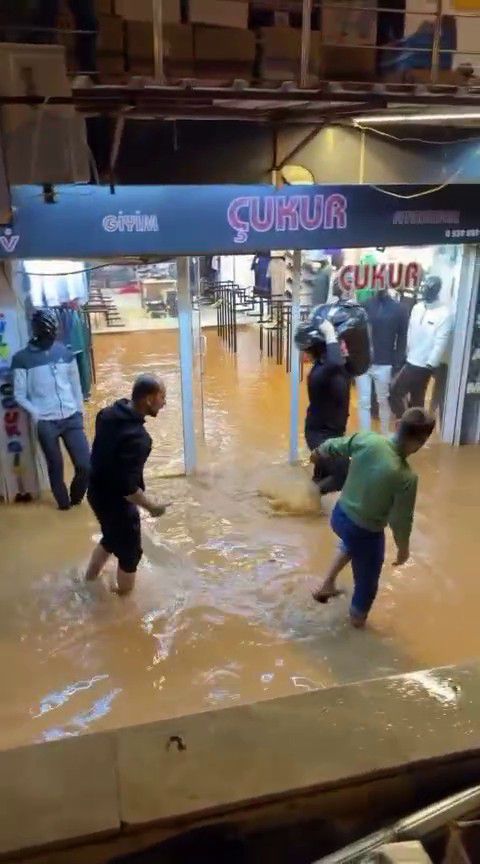 Hatay'da sel alarmı: Çoban kuzuları son anda kurtardı