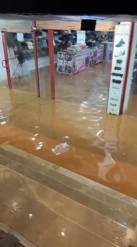 Hatay'da sel alarmı: Çoban kuzuları son anda kurtardı