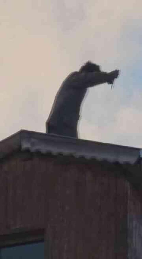 Çatıda dehşet anları: Bıçakla çatıya çıktı, boğazını kesmeye çalıştı