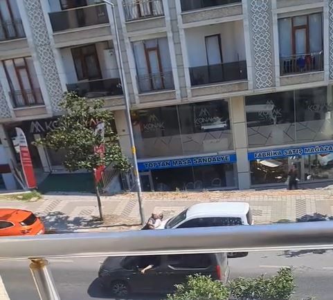 Karısının eski kocasını sokak ortasında silahla vurdu