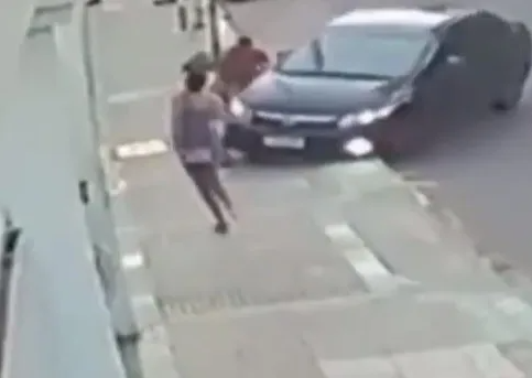 Kız arkadaşının telefonunu çalan hırsızı arabasıyla ezdi