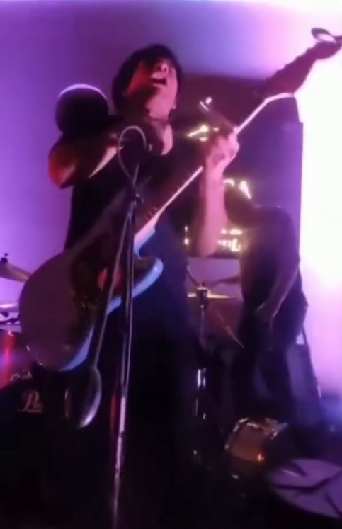 Şarkıcı sahnedeyken elektrik akımına kapıldı