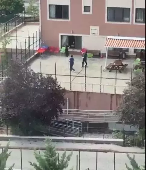 Engelli bireylerle görevlilerin su savaşı kamerada